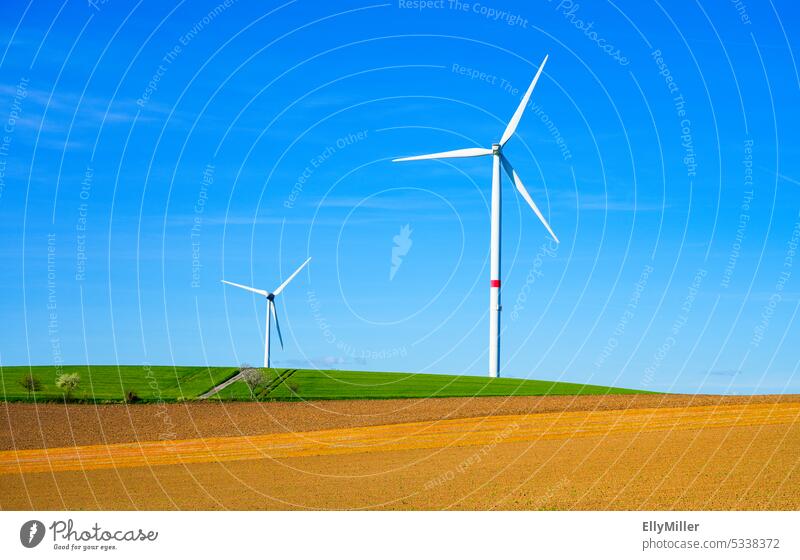 Umweltfreundliche Windenergie. Windräder am Feldrand. Windrad Windkraftanlage Erneuerbare Energie Energiewirtschaft umweltfreundlich Klimawandel Umweltschutz