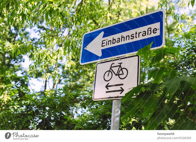 Einbahnstraßenschild und Radfahrer frei Schild Verkehrtsschild Verkehrsschild Verkehrszeichen Schilder & Markierungen Hinweisschild Straßenverkehr Zeichen