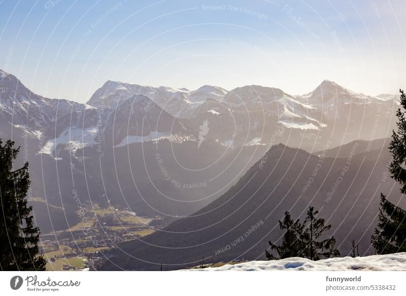 Winterliches Bergpanorama Berge Alpen Sonnenuntergang schneebedeckt Tal Gebirge Urlaub Baumgrenze Himmel wolkenlos schönes Wetter Berge u. Gebirge Schnee Gipfel