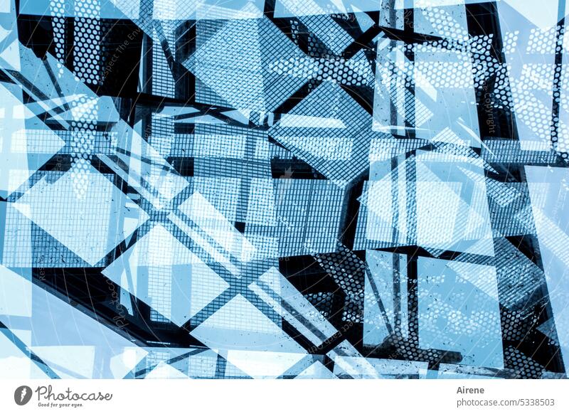 Froschperspektive | mal wieder nur Bahnhof verstanden Doppelbelichtung Architektur Gebäude modern Stahl Glas außergewöhnlich blau weiß verrückt Metall