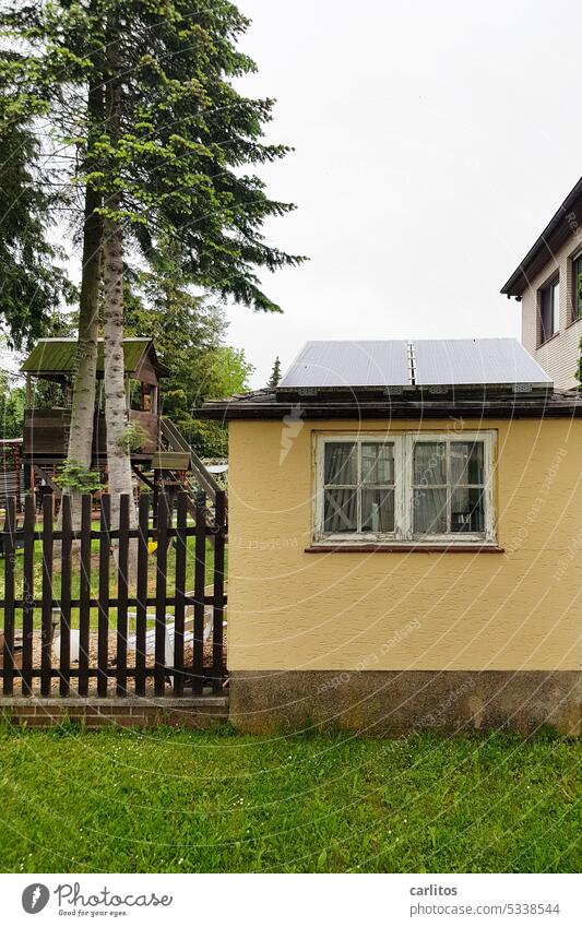 Wo ein Wille ist .....  | Kleines Haus mit Photovoltaikanlage Gebäude Nebengebäude Anbau PV Element Stromerzeugung Energie nachhaltig Energiegewinnung