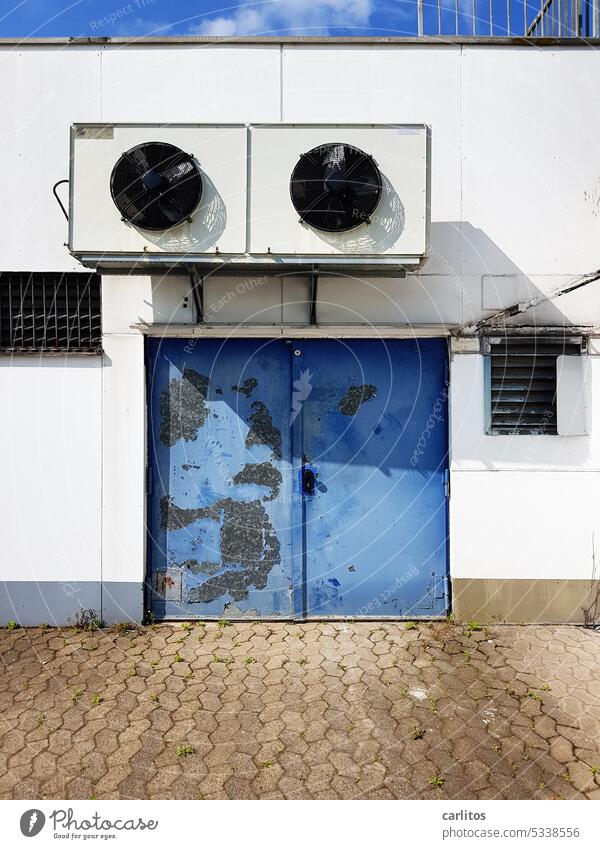 Prima Klima | Zwei Inverter über blauer Tür Klimaanlage Kompressor 2 Tor Blau Fenster Gitter vergittert alt Farbe abgeblättert geschlossen Eingang Eingangstür