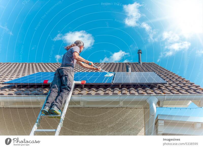 Reinigung Balkonkraftwerk auf dem Dach am sonnigen Himmel. Reinigung mit Wischmop Waschen Solarmodule Saison 3 600 W Architektur Bürsten Pflege sauber