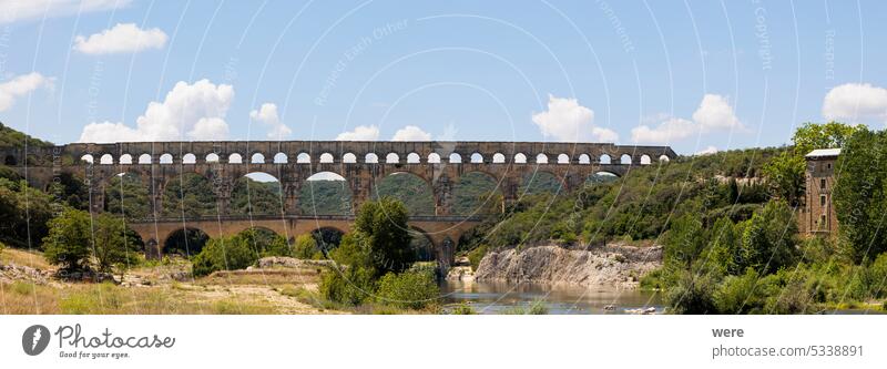 das alte römische Aquädukt Pont Du Gard in der Nähe von Nimes in Frankreich, das den Fluss Gardon überquert, von der Westseite aus gesehen h2o liquide Panurama
