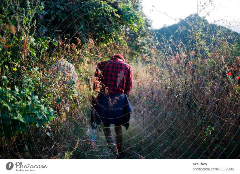 Rückansicht eines jungen Mannes, der durch einen Wald geht Person Natur laufen wandern im Freien Abenteuer Lifestyle reisen Freiheit Reise Spaziergang