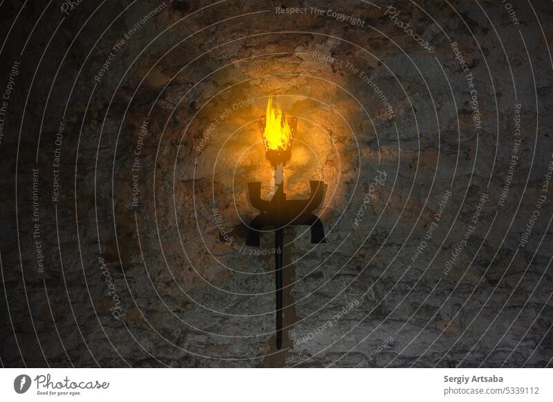 Fackel an der Mauer einer alten Burg Feuer Flamme Nacht Wand reisen Großstadt Ukraine Dunkelheit dubno Europa hoch Lampe Sommer Brandstiftung bizarr lodernd