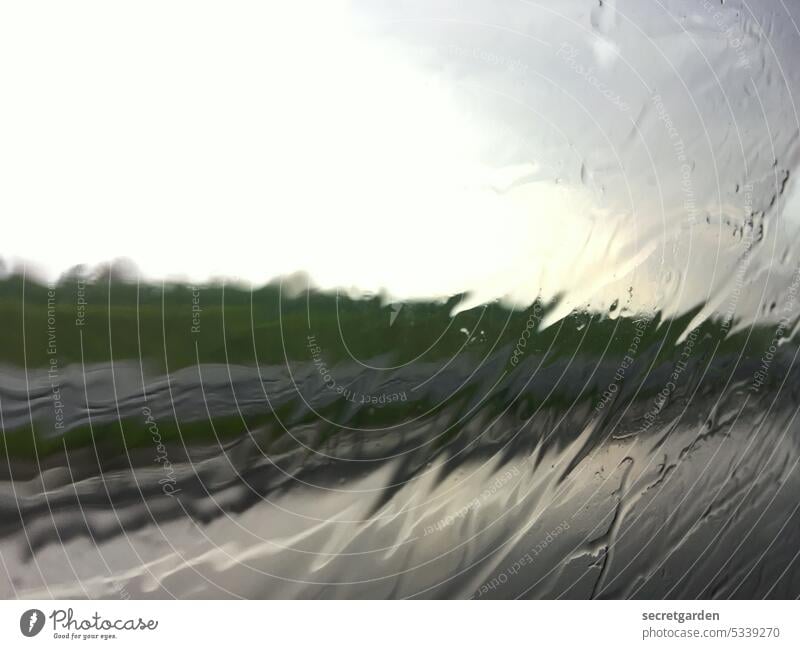 [MainFux 2023] Tristesse Regen Auto Autofahren Autobahn Scheibe Fenster Glas verwischen unscharf regnerisch Wetter schlechtes Wetter Wassertropfen nass