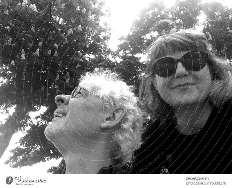 [MainFux 2023] friends Freunde Schwarzweißfoto Frau Mann lächeln Lächeln Glück Lifestyle Zusammensein Menschen Freundschaft jung Spaß Lachen Sommer im Freien