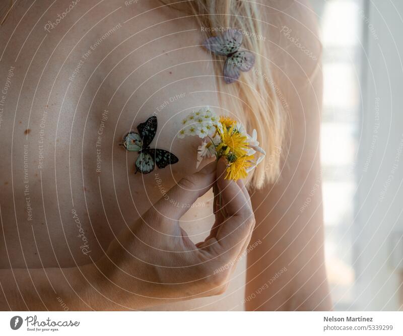 Schöne Frau Körper bedeckt nackten Oberkörper mit Blumen Mädchen Ästhetik Lifestyle Brust Gefühl schlank Blütezeit Haut deckend Freiheit Sinnlichkeit