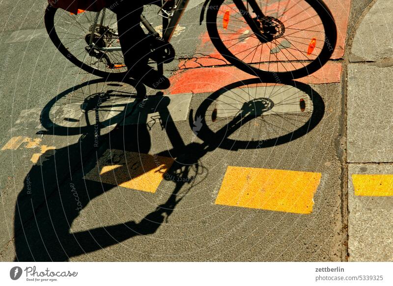 Fahrrad auf dem Fahrradweg, Fahrbahnmarkierung, Verkehrswende abbiegen ampel asphalt auto autobahn ecke fahrbahnmarkierung fahren fahrrad fahrradweg ferien