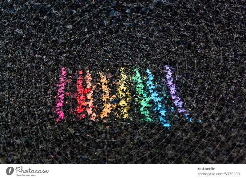 Bunte Kreidestriche, Regenbogenfarben abstrakt aussage begriff botschaft grafitti grafitto illustration kinderzeichnung kreide kreidezeichnung kunst mauer