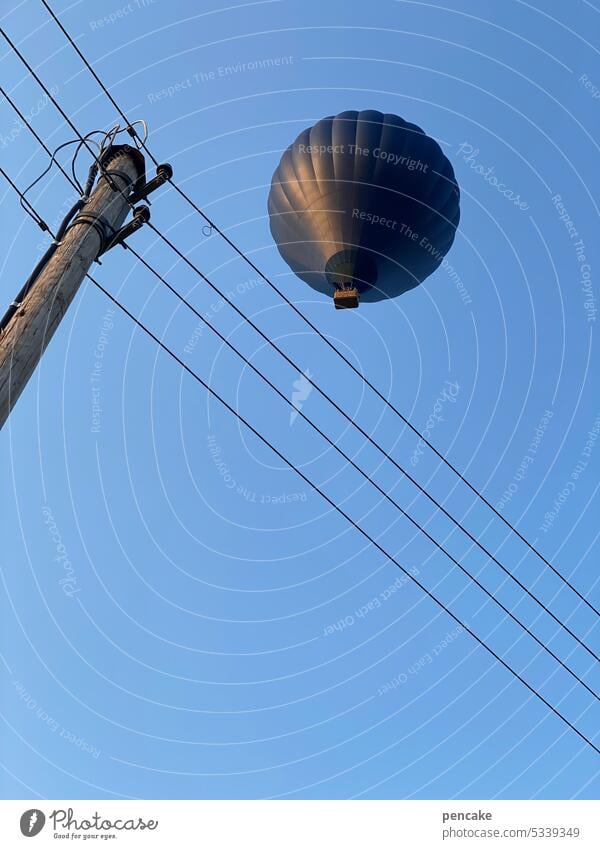 froschperspektive | außerirdische schwarz Ballon Heißluftballon fliegen Stromleitung Froschperspektive Himmel Luftverkehr Strommast Hochspannungsleitung