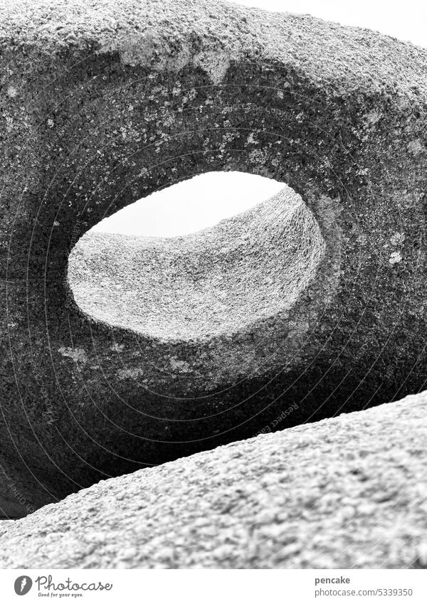 grau in grau | mit luft nach oben Stein Granit Loch Durchblick Grautöne Strukturen & Formen Muster abstrakt Nahaufnahme Luft Luftloch