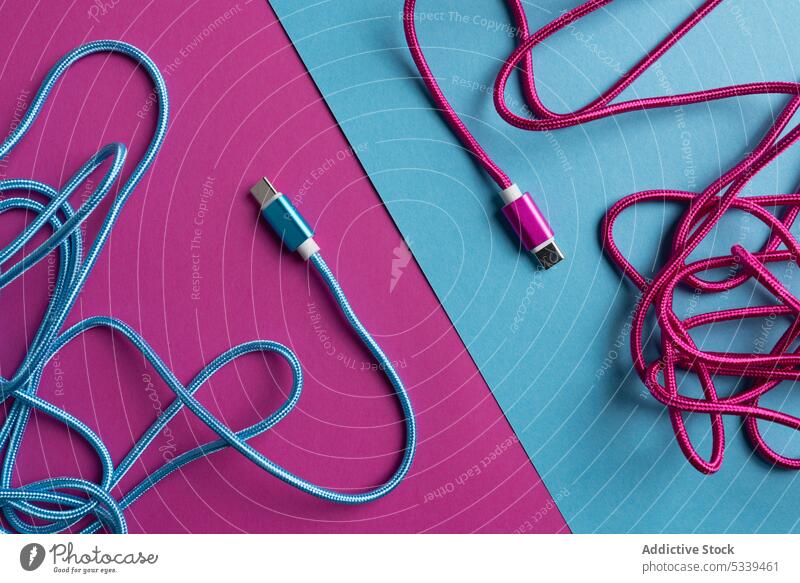 Mehrfarbige USB-Kabel auf hellem Hintergrund usb farbenfroh blockierend gegenüber Gerät Technik & Technologie neonfarbig blau rosa Design Anschluss pulsierend