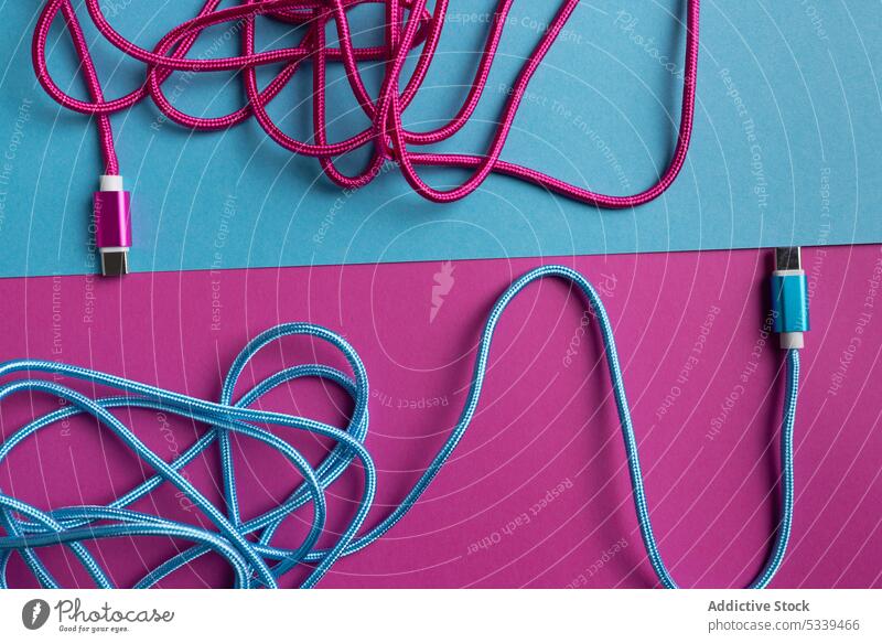 Mehrfarbige USB-Kabel auf hellem Hintergrund usb farbenfroh blockierend gegenüber Gerät Technik & Technologie neonfarbig blau rosa Design Anschluss pulsierend