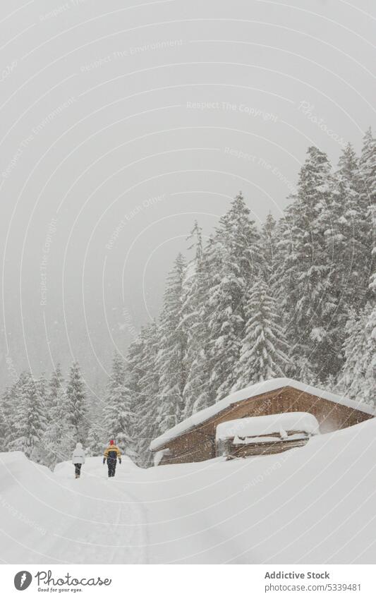 Verschneite Landschaft Menschen laufen kalt Cloud Eis Berge u. Gebirge verschneite Frost Winter weiß Schnee Natur reisen Wetter bedeckt Wald malerisch Highlands
