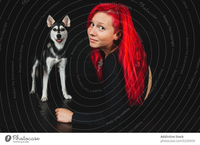 Fröhliche Frau mit Siberian Husky im Studio Atelier roter Kopf Hund Welpe rote Haare Spaß haben Haustier Lächeln jung Glück Tier heimisch Freund Besitzer