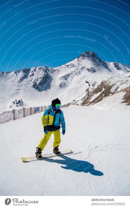 Unbekannter Snowboarder auf verschneitem Berg Berghang Winter Schnee Sport Aktivität Person Natur Urlaub Berge u. Gebirge genießen Saison Resort kalt Erholung
