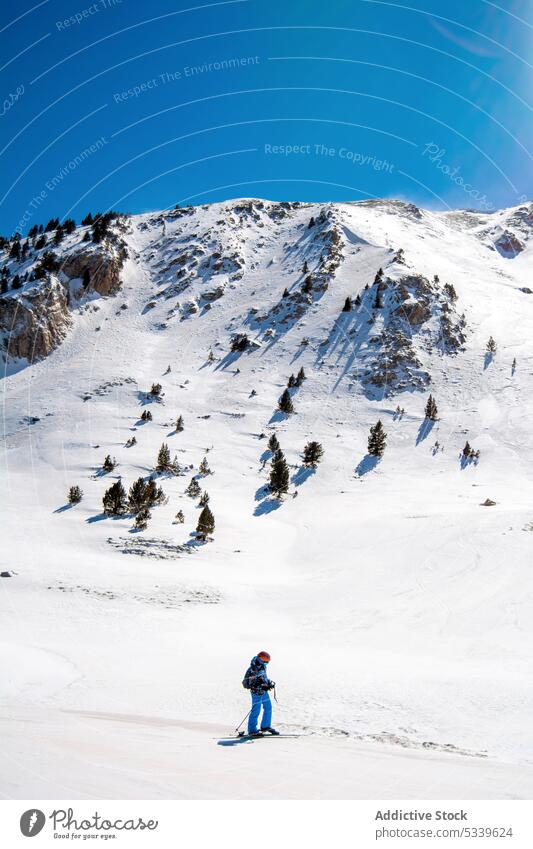 Unbekannter Skifahrer beim Skifahren auf einem verschneiten Berg Mitfahrgelegenheit Winter Berghang Berge u. Gebirge Aktivität Sport extrem Schnee Natur kalt
