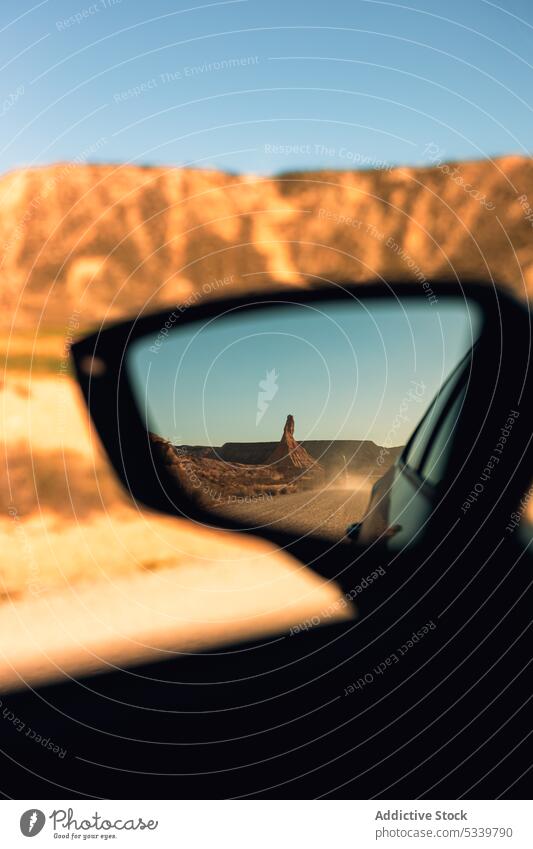 Autospiegel mit Spiegelung der Wüste PKW wüst Felsen Berge u. Gebirge Laufwerk Autoreise Formation Reflexion & Spiegelung Gelände Natur Fahrzeug Landschaft rau