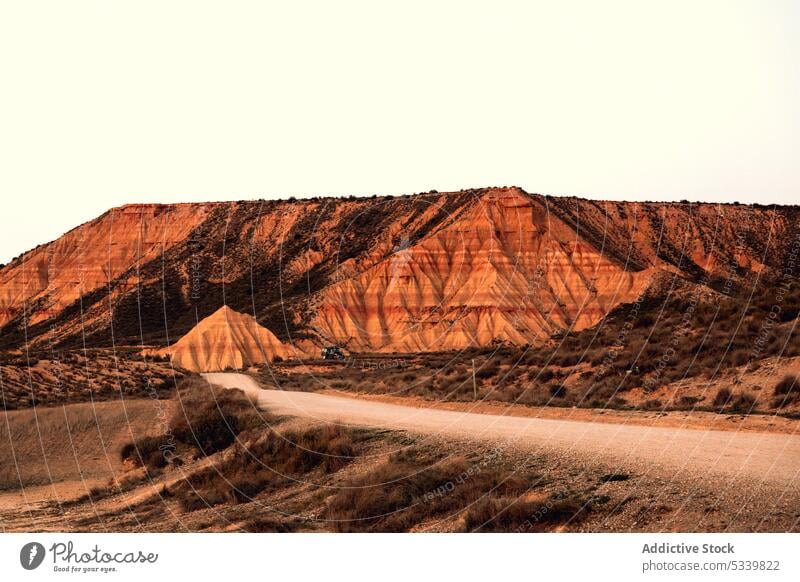 Straße in der Wüste, umgeben von Hügeln wüst Tal Natur Weg Landschaft Buchse Berge u. Gebirge Gelände Fahrbahn Umwelt malerisch Route trocknen Sand Navarra
