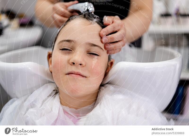 Anonymer Friseur wäscht Haare eines Kunden Kind sich[Akk] entspannen Waschen Shampoo-Schale Frisur Wasser Hygiene Sauberkeit Haarwaschmittel Salon Kopf