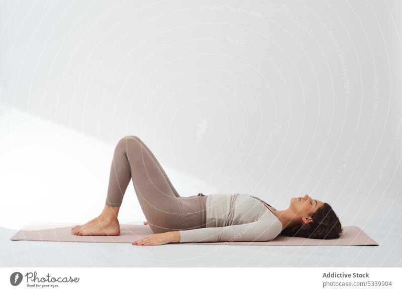 Flexible Frau übt Yoga Fitness Übung Dehnung Training beweglich Wellness Augen geschlossen Wohlbefinden Atelier Gleichgewicht Gesundheit üben Asana Zen passen