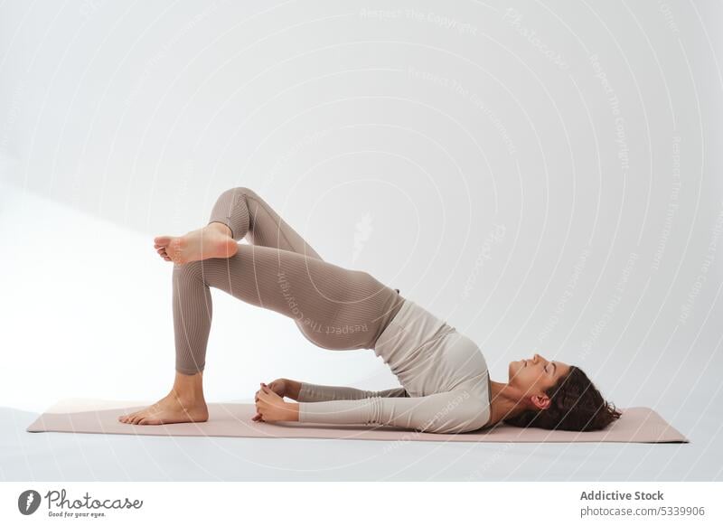 Flexible Frau übt die Brückenstellung beim Yoga Fitness Übung Dehnung Training beweglich Wellness setu bandha sarvangasana Wohlbefinden Atelier Gleichgewicht