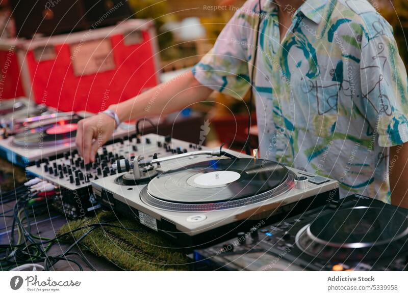 Abgeschnittener, nicht erkennbarer DJ, der am Mischpult Musik mischt dj anonym spielen Konsole Stadtfest mischen Mixer Klang ausführen Audio Regler Party