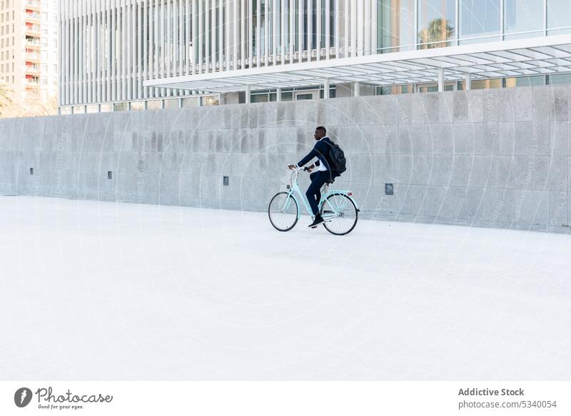 Junger schwarzer Mann fährt Fahrrad auf der Straße Geschäftsmann Radfahrer Mitfahrgelegenheit Unternehmer Mitarbeiter Zyklus Arbeiter sich[Akk] bewegen modern