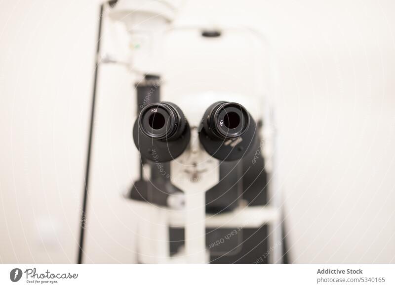 Professionelle augenärztliche Ausrüstung in einer modernen Klinik optisch Ophthalmologie Linse Gerät Sehvermögen Augenlicht professionell prüfen Optometrie