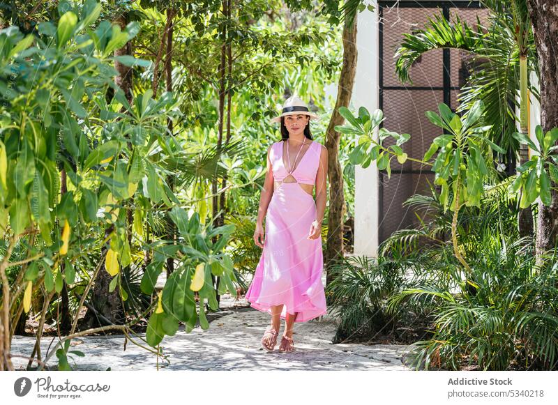 Selbstbewusste Frau in grünem Wald mit Bäumen stehend Natur tropisch Stil Baum Sommer Wälder Park Kleid jung Tulum Mexiko mexikanisch asiatisch Japanisch