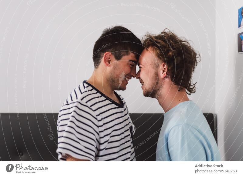 Glückliches schwules Paar, das eng beieinander steht Männer Lächeln Liebe Partnerschaft Zusammensein Inhalt heiter gleichgeschlechtlich schließen Homosexualität