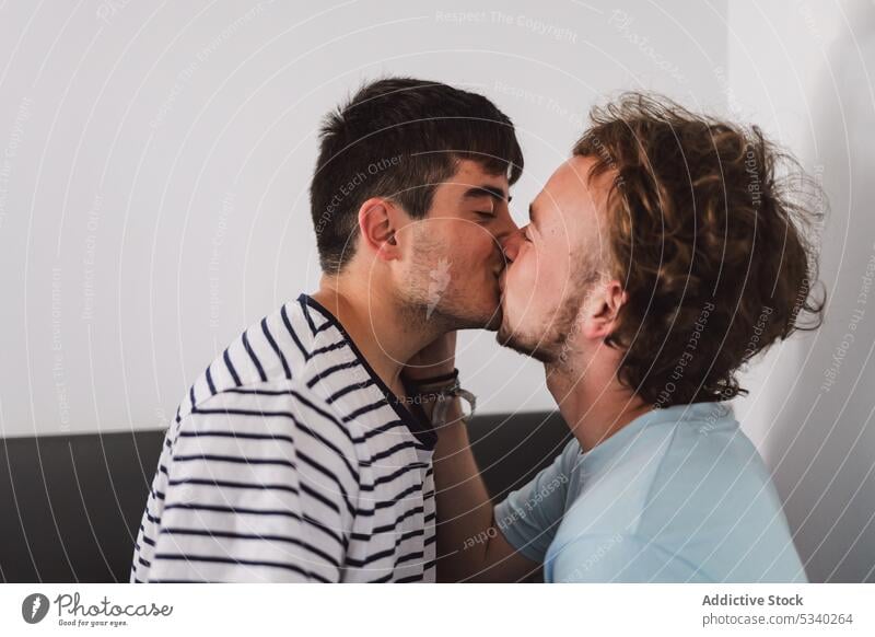 Glückliches schwules Paar, das eng beieinander steht Männer Liebe Partnerschaft Zusammensein Inhalt Küssen Lippen gleichgeschlechtlich schließen Homosexualität