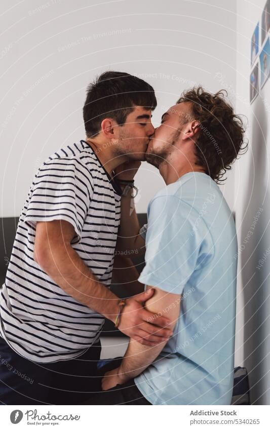 Glückliches schwules Paar, das eng beieinander steht Männer Liebe Partnerschaft Zusammensein Inhalt Küssen Lippen gleichgeschlechtlich schließen Homosexualität