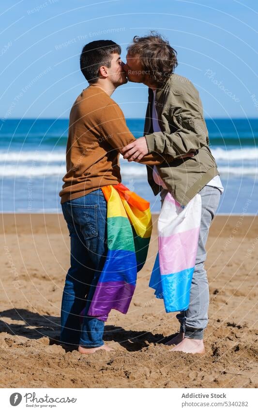 Schwules Paar umarmt und küsst sich am Strand Männer schwul Freund Transgender lgbt Fahne Kuss Umarmung Meereslandschaft männlich lgbtq Homosexualität
