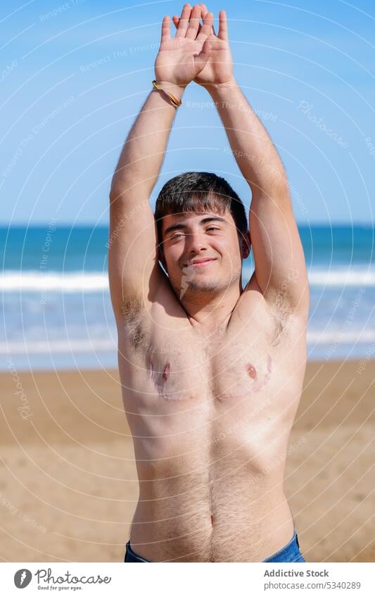 Schöner Schwuler ohne Hemd am Strand Mann Transgender schwul Sonnenbad Sand MEER oben ohne Lächeln männlich lgbt lgbtq Homosexualität transsexuell androgyn