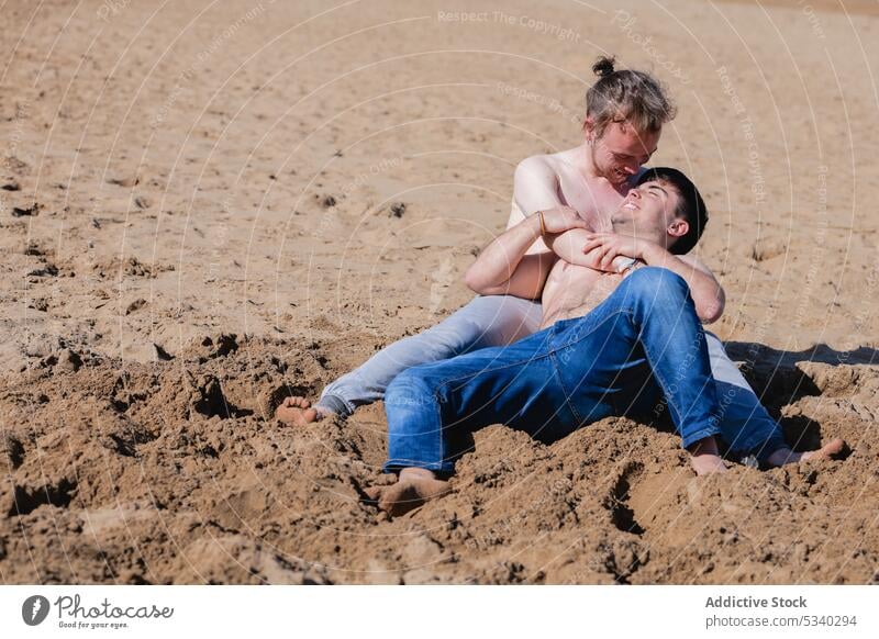 Inhalt Hemdloses schwules Paar umarmt sich am Strand Männer Partner Umarmung Umarmen Sommer Wochenende romantisch männlich lgbt lgbtq Homosexualität Stolz