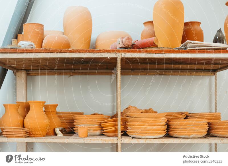 Verschiedene Tontöpfe und Teller auf Regalen Vase Geschirr Töpferwaren handgefertigt Sammlung Werkstatt Basteln Keramik Handwerk verschiedene Kulisse Steingut