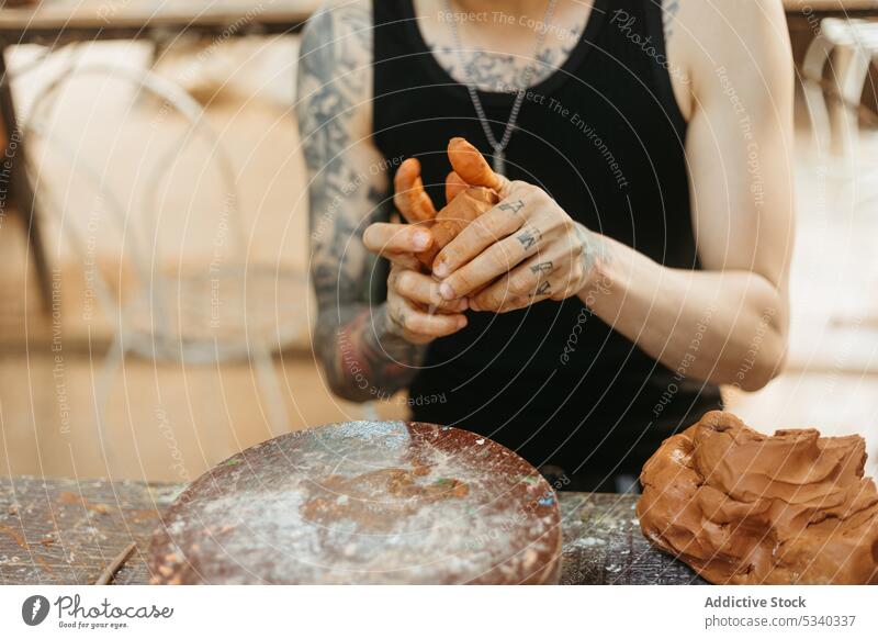 Mann stellt Tontopf auf der Drehscheibe her Töpferwaren Kunstgewerbler Topf Werkstatt Form Rad Handwerk kreativ Fähigkeit Arbeit Keramik Kleinunternehmen