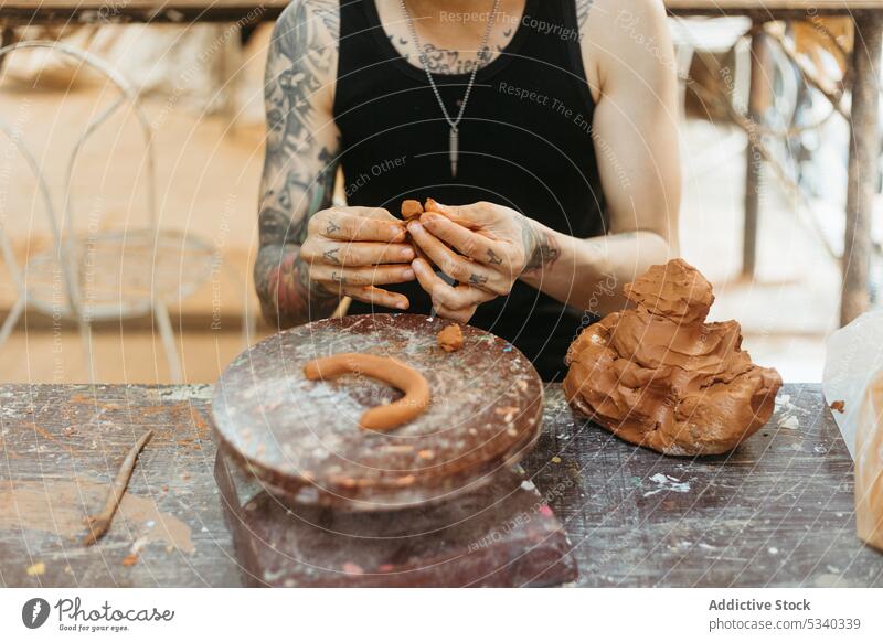 Mann stellt Tontopf auf der Drehscheibe her Töpferwaren Kunstgewerbler Topf Werkstatt Form Rad Handwerk kreativ Fähigkeit Arbeit Keramik Kleinunternehmen