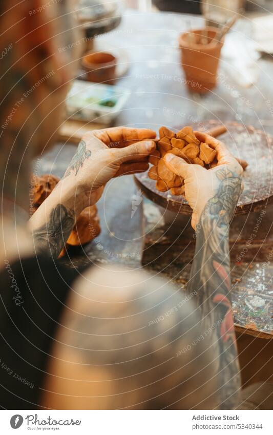 Mann, der in einer Werkstatt eine Tonschale auf der Drehscheibe herstellt Töpferwaren Arbeit Konzentration Form Handwerk Rad Fähigkeit Kunsthandwerker