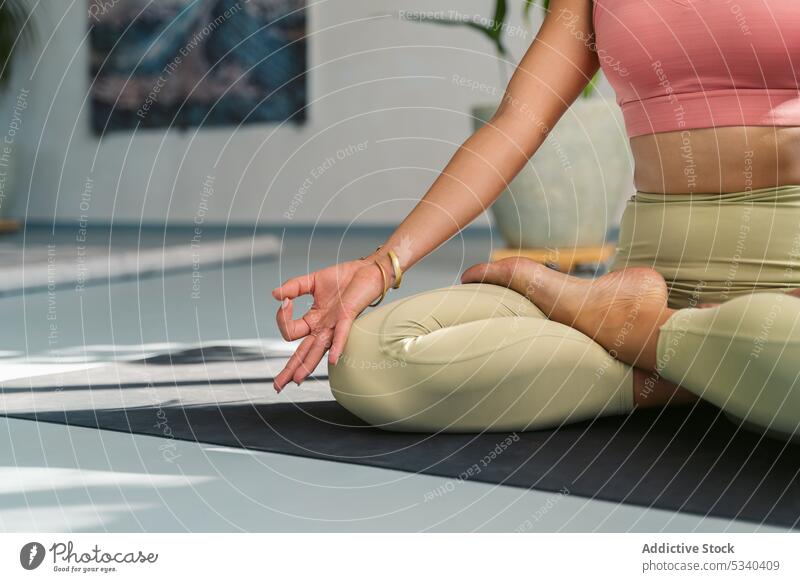 Meditierende Frau mit Gyan Mudra Händen Yoga meditieren Atelier padmasana Lotus-Pose üben Zen Asana Achtsamkeit Unterlage Windstille Sitzung Harmonie