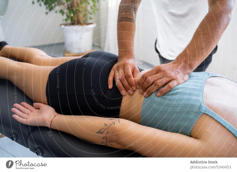 Masseur massiert den Rücken einer Kundin Massage geduldig Frau Sitzung Klinik Rehabilitation Therapeut Spezialist Physiotherapeutin sich[Akk] entspannen ruhen