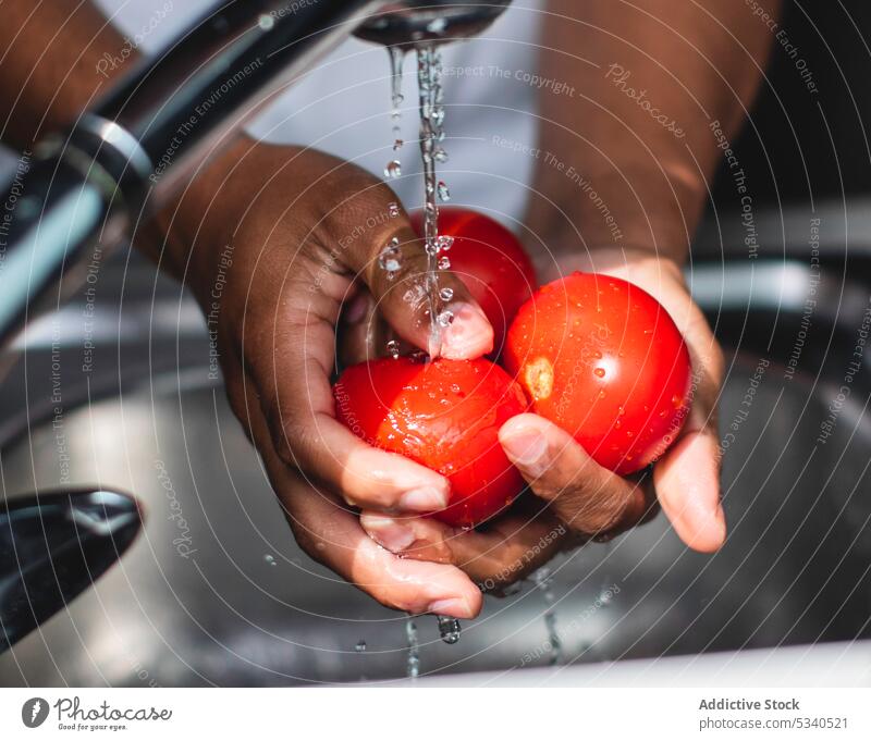 Anonymer Mann beim Waschen von Paprika während der Kochvorbereitung Küche Waschbecken Wasser vorbereiten Vegetarier frisch gesunde Ernährung Fokus Wasserhahn