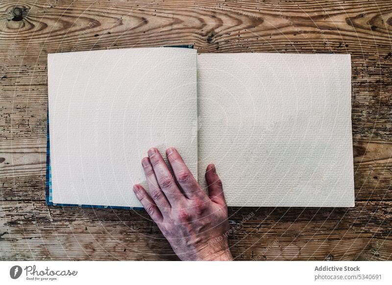 Hand mit ornamentalem Notizbuch auf Holz Papier weiß Nizza Stapel heimisch gestellt Holzplatte Dekoration & Verzierung Überzug Deckchen Design Sauberkeit