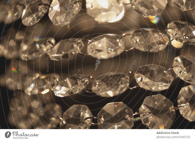 Nahaufnahme von leuchtenden Kristallen in einer Kette Diamant Stuhl abstrakt Hintergrund glühen Reichtum Schmuck schimmern Funkelt Licht Vermögen viele