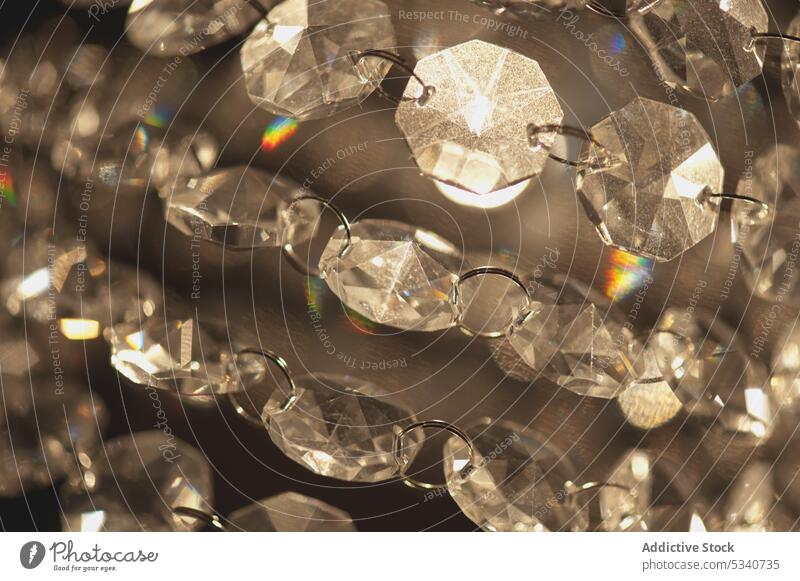 Nahaufnahme von leuchtenden Kristallen in einer Kette Diamant Stuhl abstrakt Hintergrund glühen Reichtum Schmuck schimmern Funkelt Licht Vermögen viele