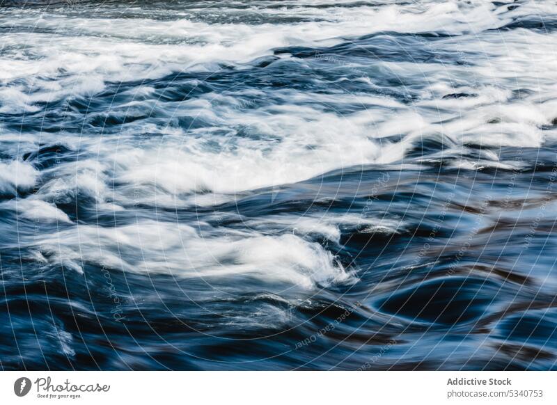 Fließendes klares Wasser in Bewegung fließen Oberfläche Rippeln blau Geschwindigkeit dynamisch sanft Glanz Windstille langsam liquide wellig übersichtlich ruhig