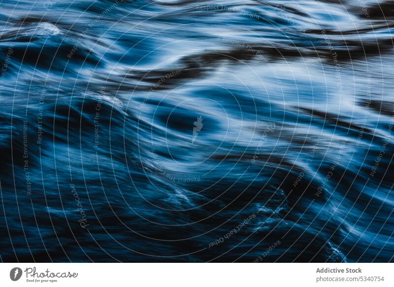 Fließendes klares Wasser in Bewegung fließen Oberfläche Rippeln blau Geschwindigkeit dynamisch sanft Glanz Windstille langsam liquide wellig übersichtlich ruhig